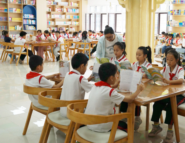 数字阅览室是全校孩子心心念念的打卡宝地三三两两围坐在一起 数字阅览室是全校孩子心心念念的打卡宝地三三两两围坐在一起